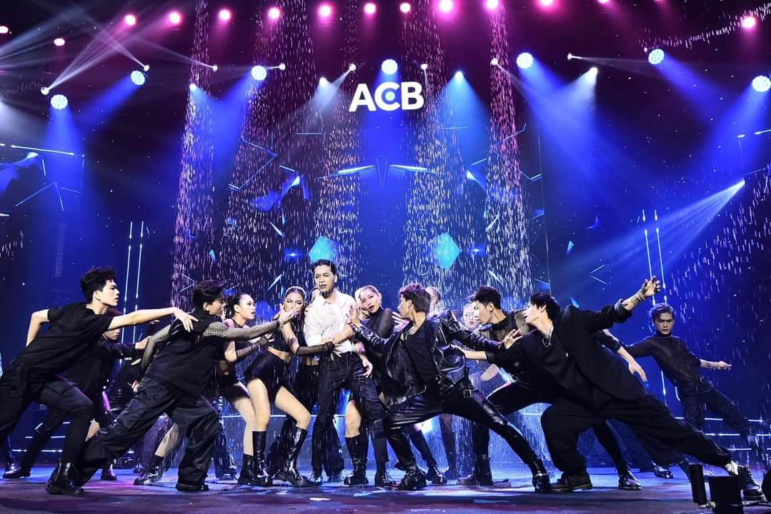 Chủ tịch ACB vừa hát vừa nhảy dưới Màn mưa nghệ thuật