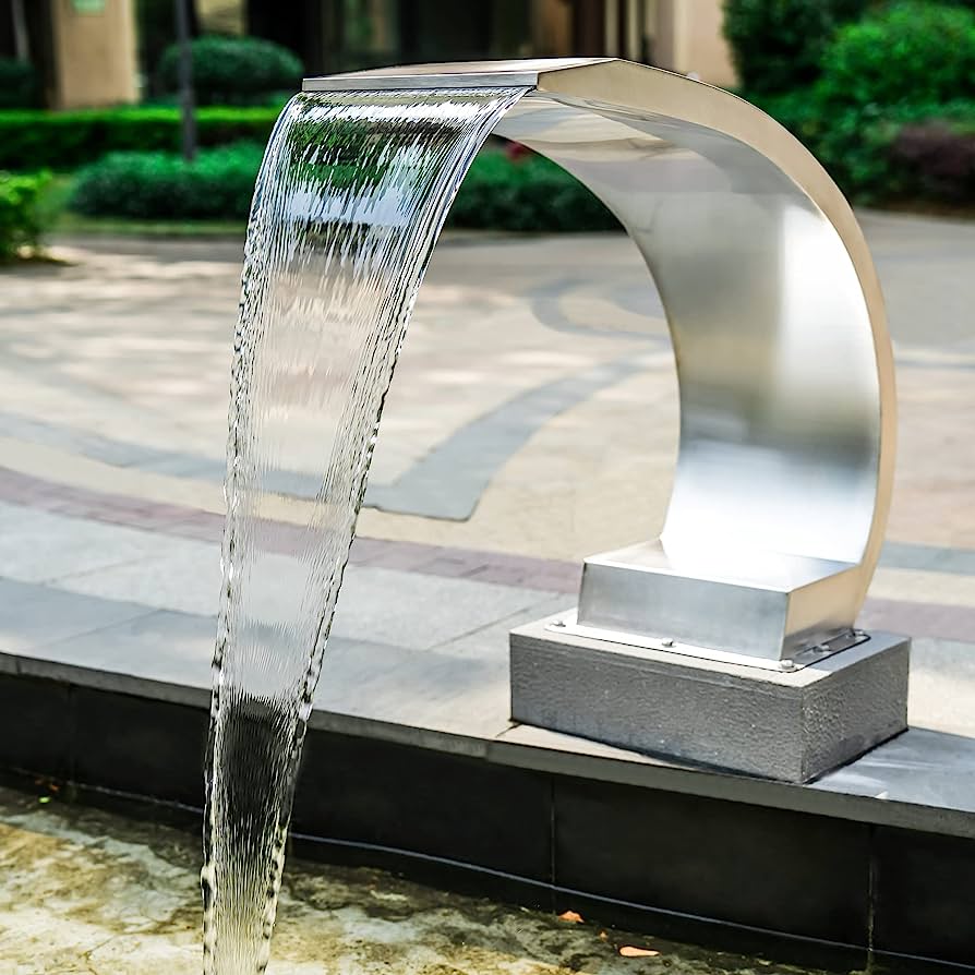 Đài phun nước kim loại tạo cảm giác sang trọng hiện đại cho không gian sân vườn