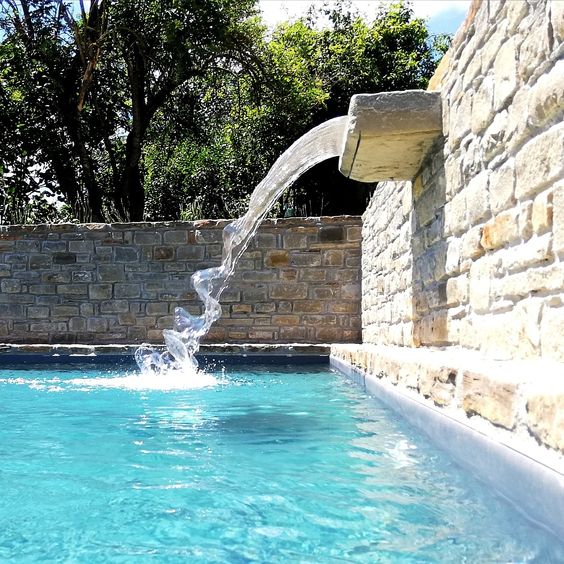Hệ thống cấp nước cho đài phun nước đóng một vai trò quan trọng trong việc đảm bảo hiệu quả và hiệu suất của đài phun nước trong hồ bơi