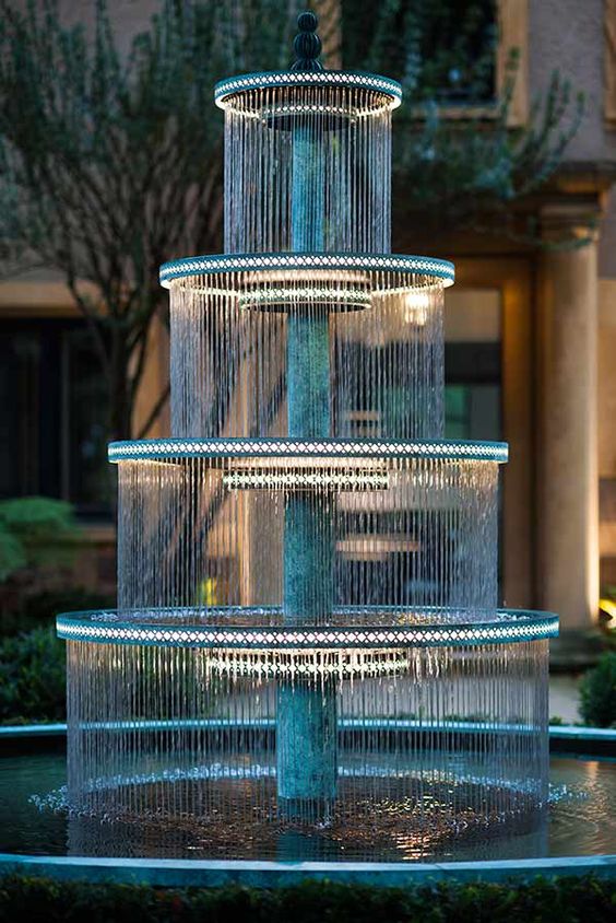 Đài phun nước không chỉ là một công trình kiến trúc thông thường, mà là một tác phẩm nghệ thuật sống động