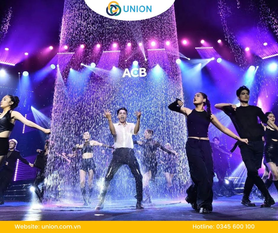 Màn nước tròn: Gợi ý BEST giải pháp cho concept sân khấu cuối năm 2025 - UNION Màn nước tròn, màn nước nghệ thuật dạng tròn