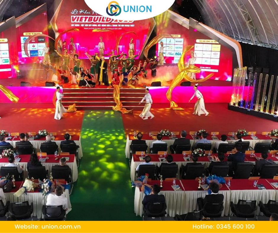 Cột nước nghệ thuật khiến toàn thể sân khấu khai mạc sự kiện Vietbuild trở nên ấn tượng hơn bao giờ hết
