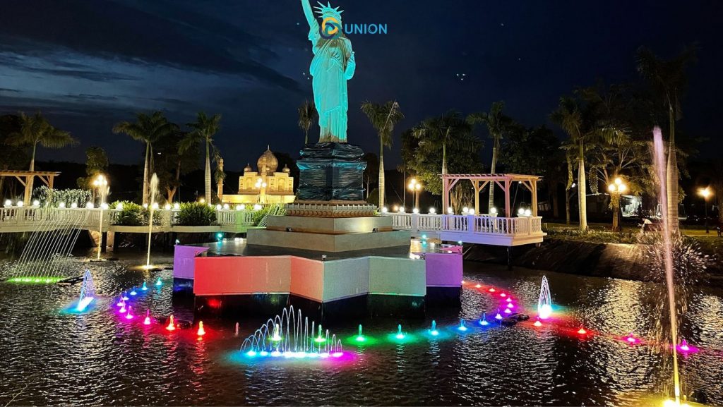 Ưu điểm của đài phun nước phao nổi là có thể được thiết kế xây dựng trên sông, hồ có sẵn giúp chủ đầu tư tiết kiệm chi phí xây thêm bể chứa