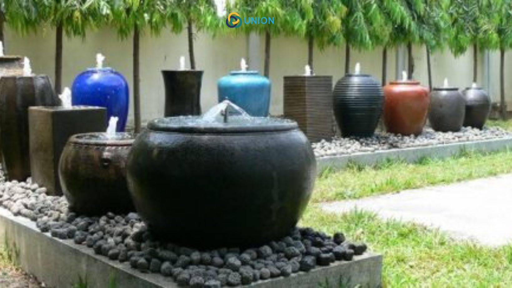 Đài phun nước cho khuôn viên bằng gốm thường được sử dụng trong các nhà hàng theo dạng mộc mạc để tôn lên vẻ đẹp thiên nhiên