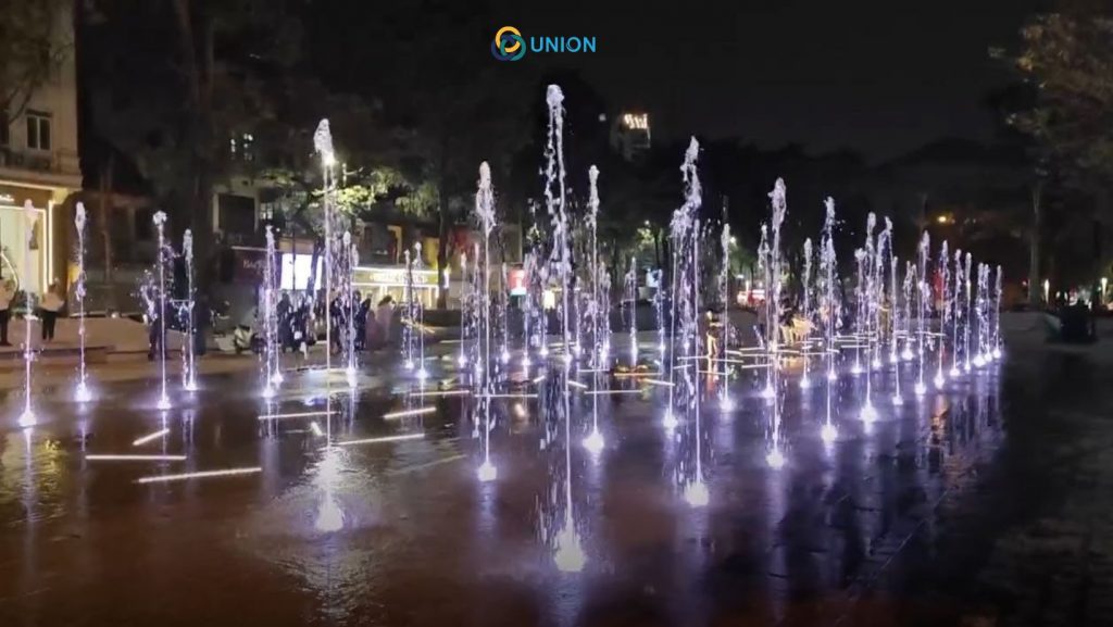 Sàn nhạc nước điểm vui chơi giải trí cho các du khách và người địa phương