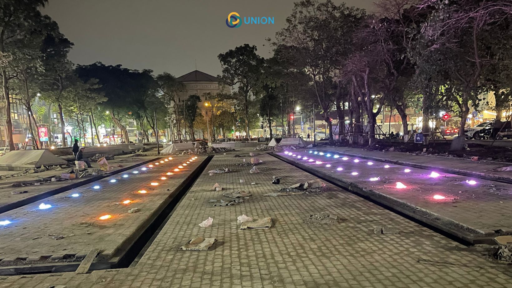 Sàn nhạc nước vườn hoa Vạn Xuân được lập trình riêng biệt theo từng đèn đảm hiệu ứng đèn lung linh với công suất lớn và bền bỉ