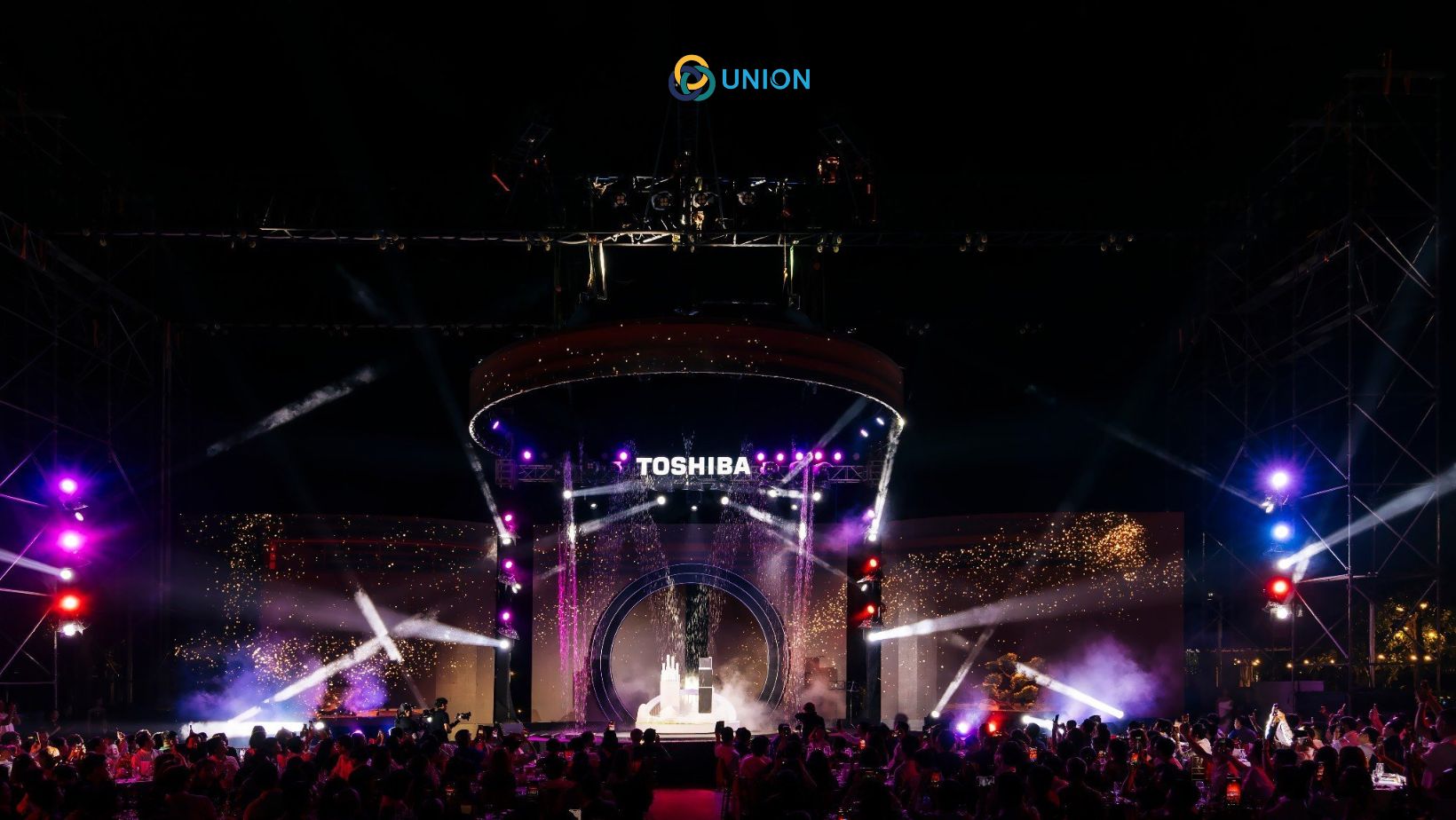 Nhạc nước sân khấu với hiệu ứng màn mưa được tái hiện tại sân khấu ra mắt sản phẩm mới của nhãn hàng Toshiba 2024