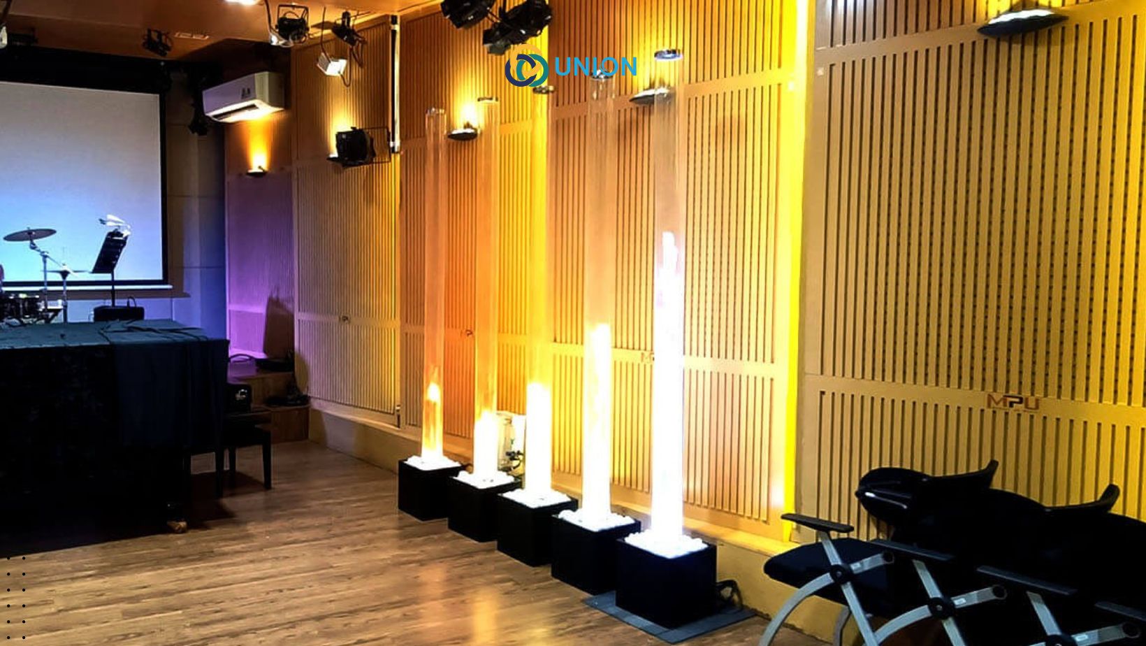 Cột nước đèn LED UNION làm nổi bật không gian của mọi kiến trúc. Hãy liên hệ với chúng tôi ngay để nhận ưu đãi cho thuê cột nước hấp dẫn nhất