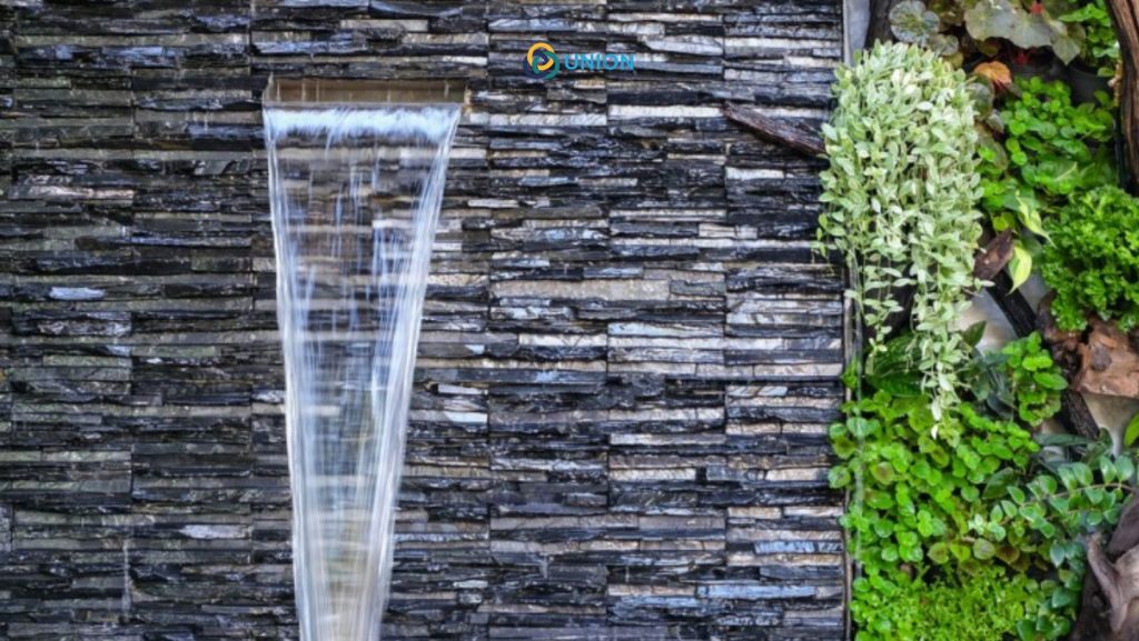 Thác nước hiện đại trên tường khi kết hợp thêm cây xanh sẽ bớt đơn điệu và sinh động hơn rất nhiều - UNION