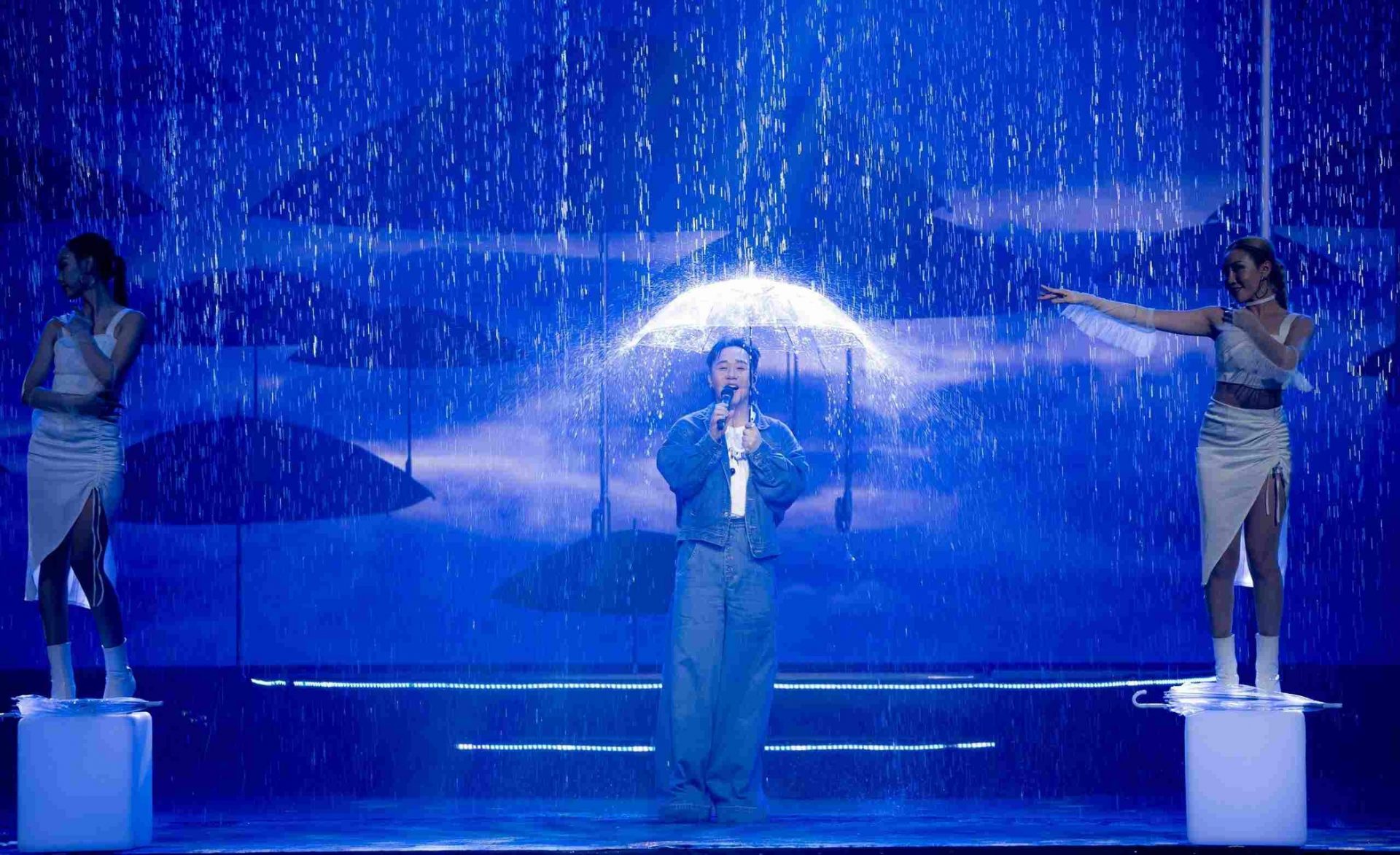 Màn mưa - Top những cách trang trí sự kiện biến phần trình diễn trở nên độc nhất vô nhị