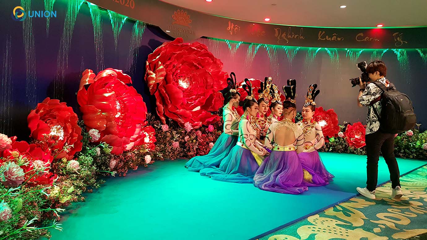 Màn nước thiết kế hình bán nguyệt