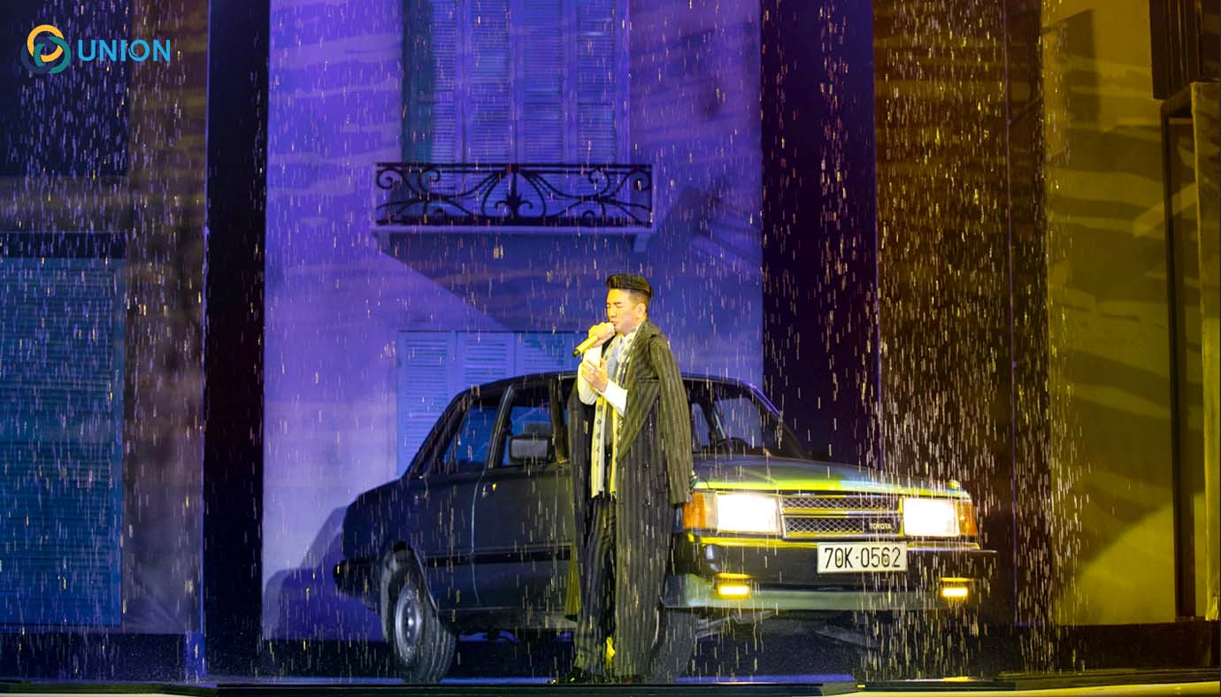 man-nuoc-liveshow-ngay-em-thap-sao-troi-cua-dam-vinh-hung-2