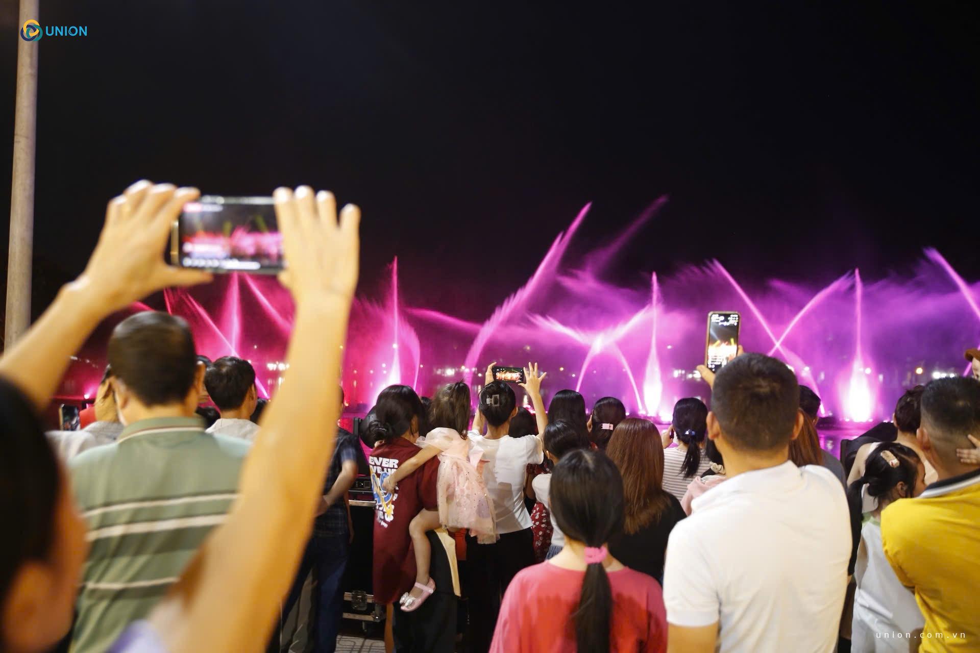 Lượng khách tham gia sự kiện chào xuân tại công viên Biên Hùng