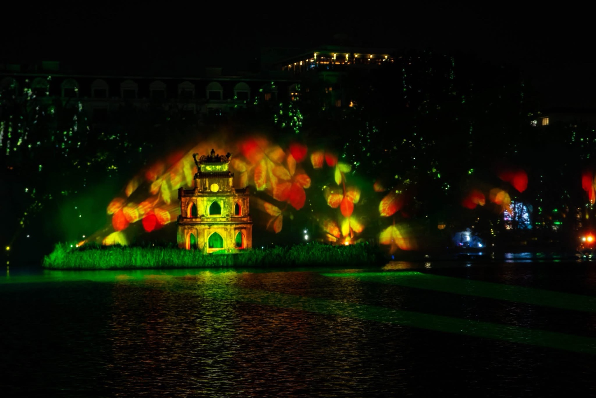 Hồ Gươm rực rỡ với nhạc nước 3D mapping tại DAY 2 “Thanh âm Hà Nội” đầy ấn tượng - UNION Dư âm của màn trình diễn nhạc nước 3D mapping tại “Thanh âm Hà Nội”