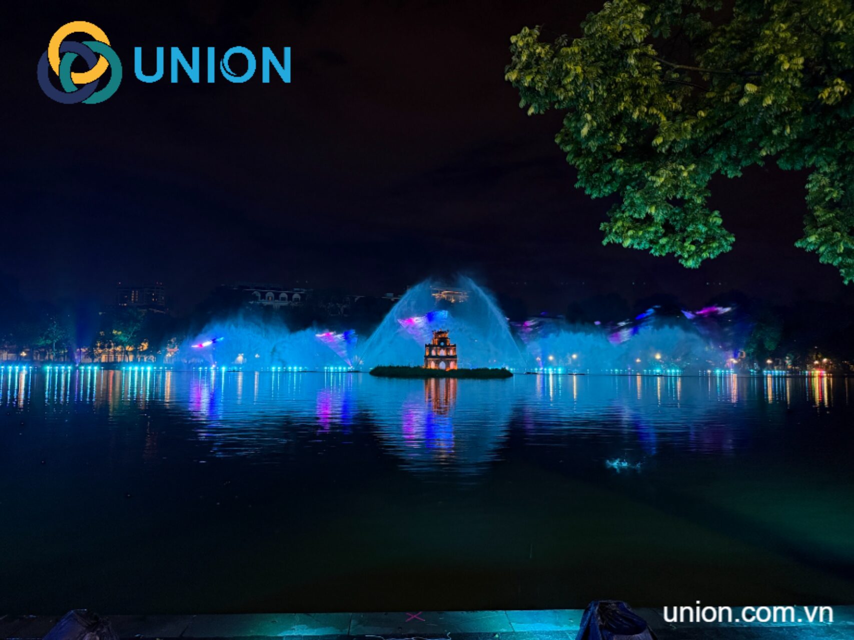 Hồ Gươm rực rỡ với nhạc nước 3D mapping tại DAY 2 “Thanh âm Hà Nội” đầy ấn tượng - UNION Không gian Hồ Gươm biến thành sân khấu trình diễn ánh sáng và nước