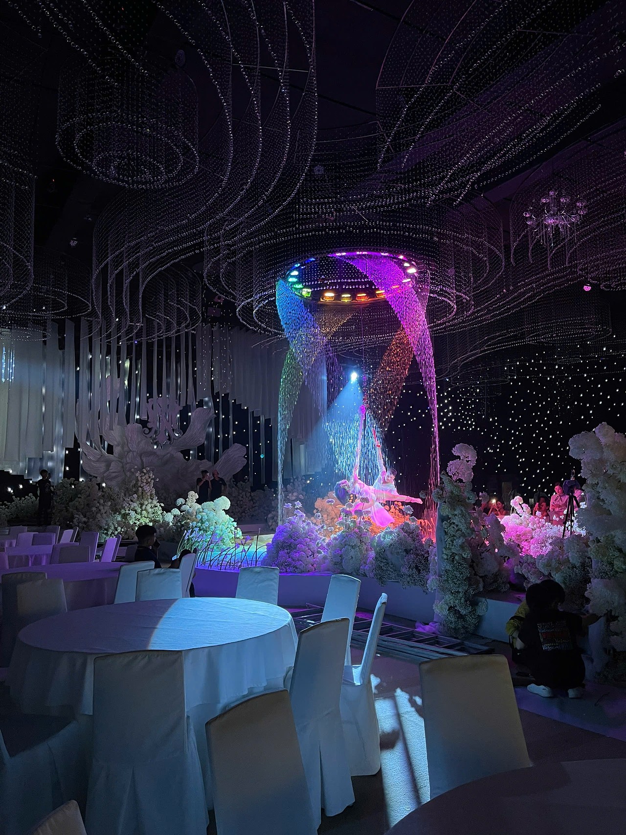 Màn nước tròn nghệ thuật – “Điểm chạm” viral giúp các buổi lễ cưới bùng nổ cảm xúc