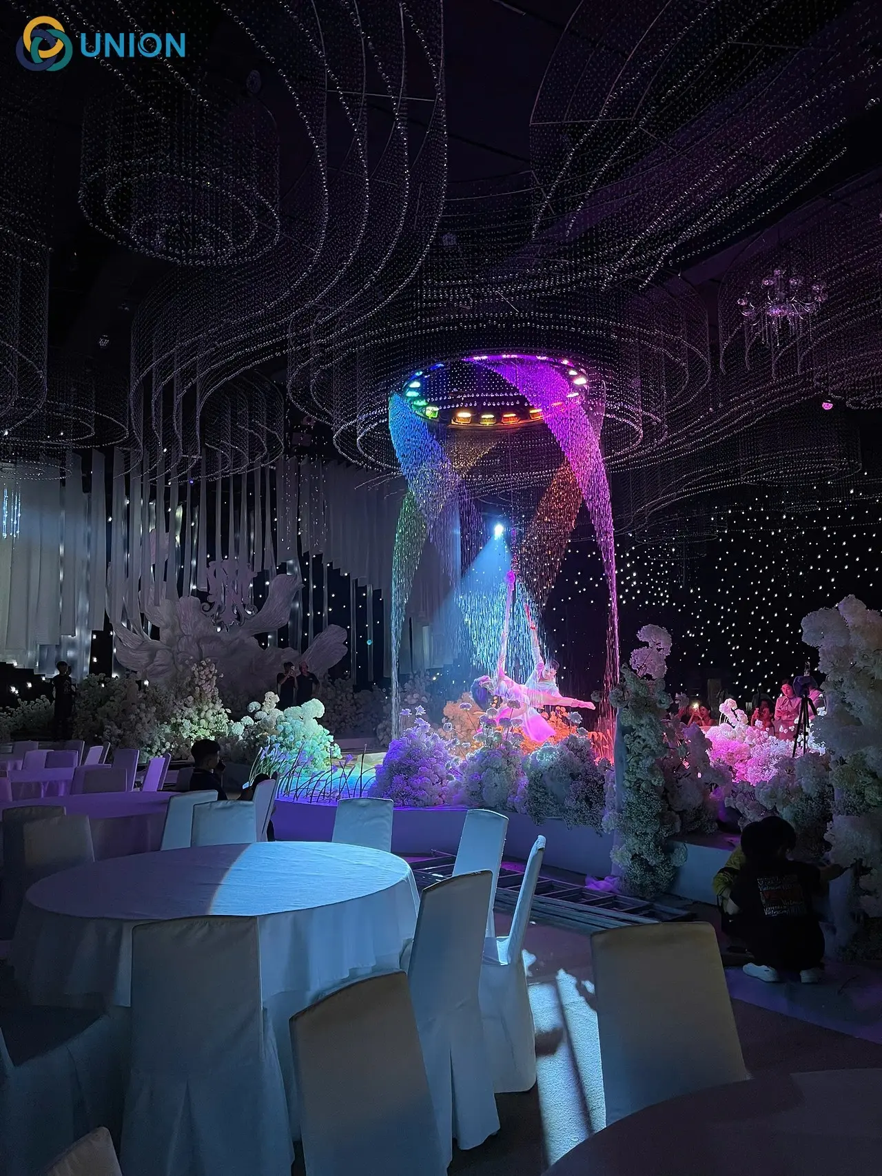 Màn nước tròn nghệ thuật - Top điểm nhấn viral cho mùa cưới cuối năm 2025 - UNION Màn nước tròn nghệ thuật – “Điểm chạm” viral giúp các buổi lễ cưới bùng nổ cảm xúc