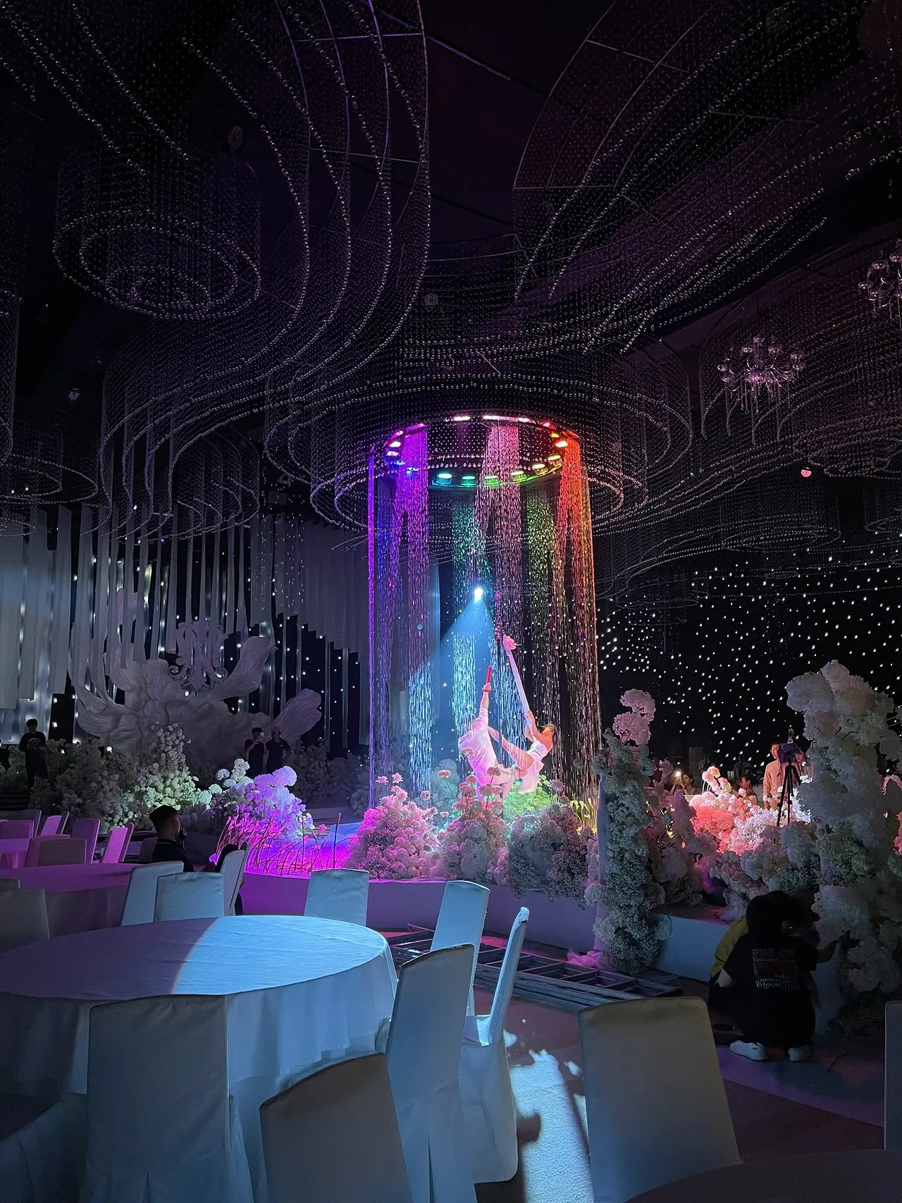 Màn nước tròn nghệ thuật - Top điểm nhấn viral cho mùa cưới cuối năm 2025 - UNION Giải pháp trang trí tiệc cưới với màn nước tròn nghệ thuật