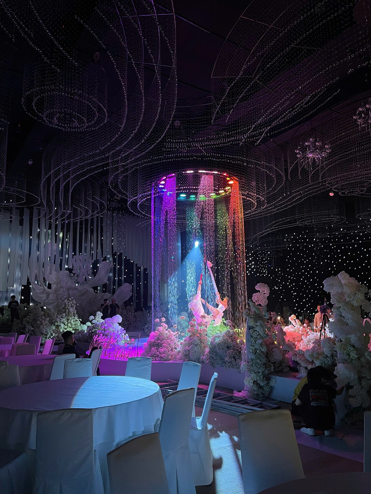 Màn nước tròn nghệ thuật trong xu hướng “làm mới” sân khấu cưới cao cấp