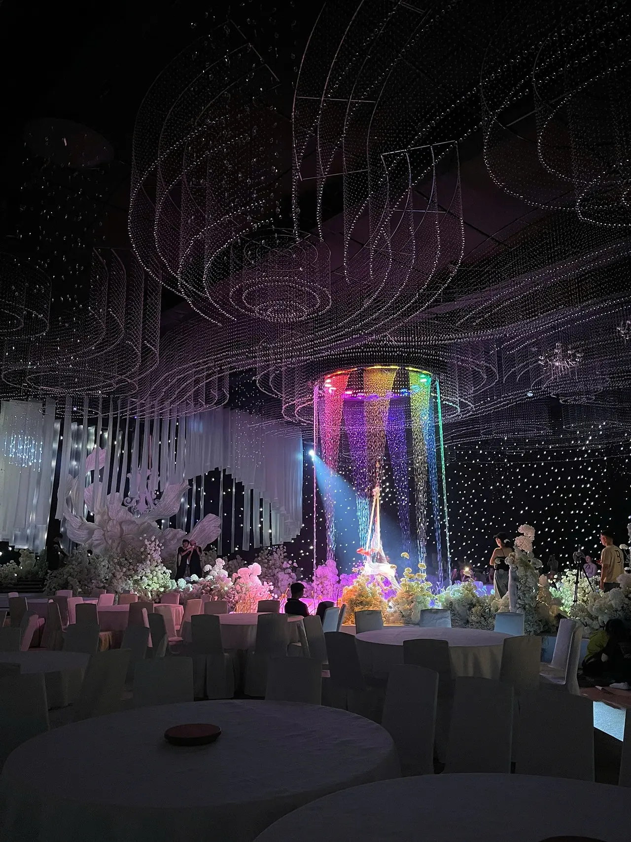 Màn nước tròn nghệ thuật - Top điểm nhấn viral cho mùa cưới cuối năm 2025 - UNION Các concept trang trí cho những tiệc cưới xa hoa