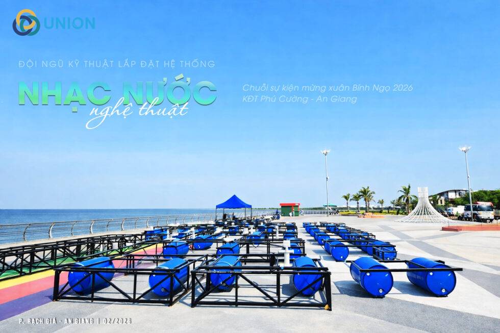 Tập kết trang thiết bị hệ nhạc nước chuẩn bị hạ thủy ngay trên biển