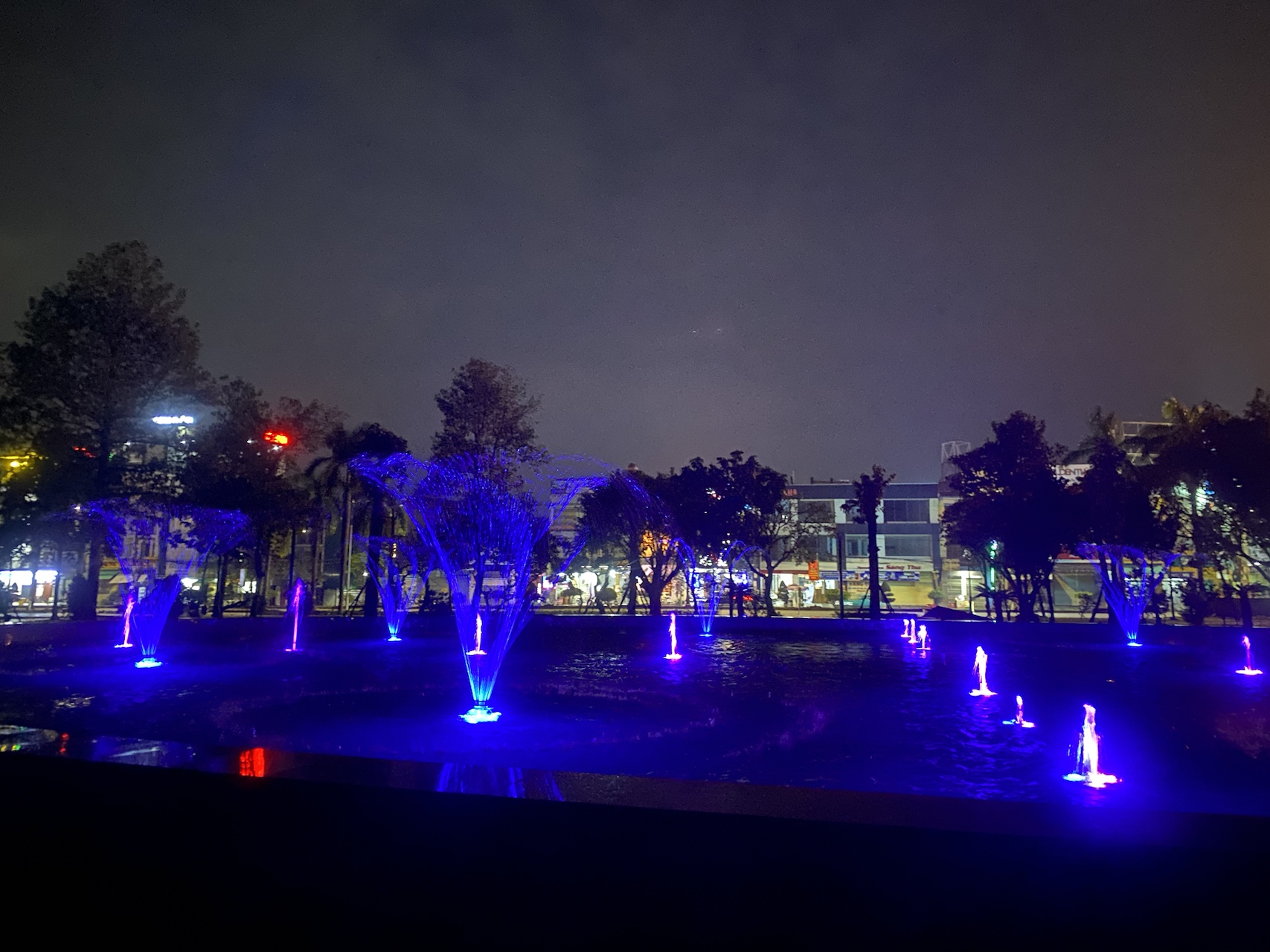 Sự phối hợp các thiết bị nhạc nước tạo nên các hiệu ứng vòi phun ấn tượng cho sự kiện